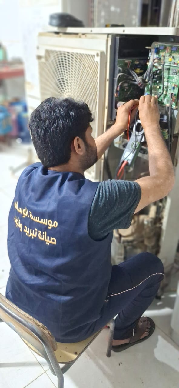فني صيانة مكيفات